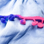 Легкое голубое платье с цветными вставками — изображение 3