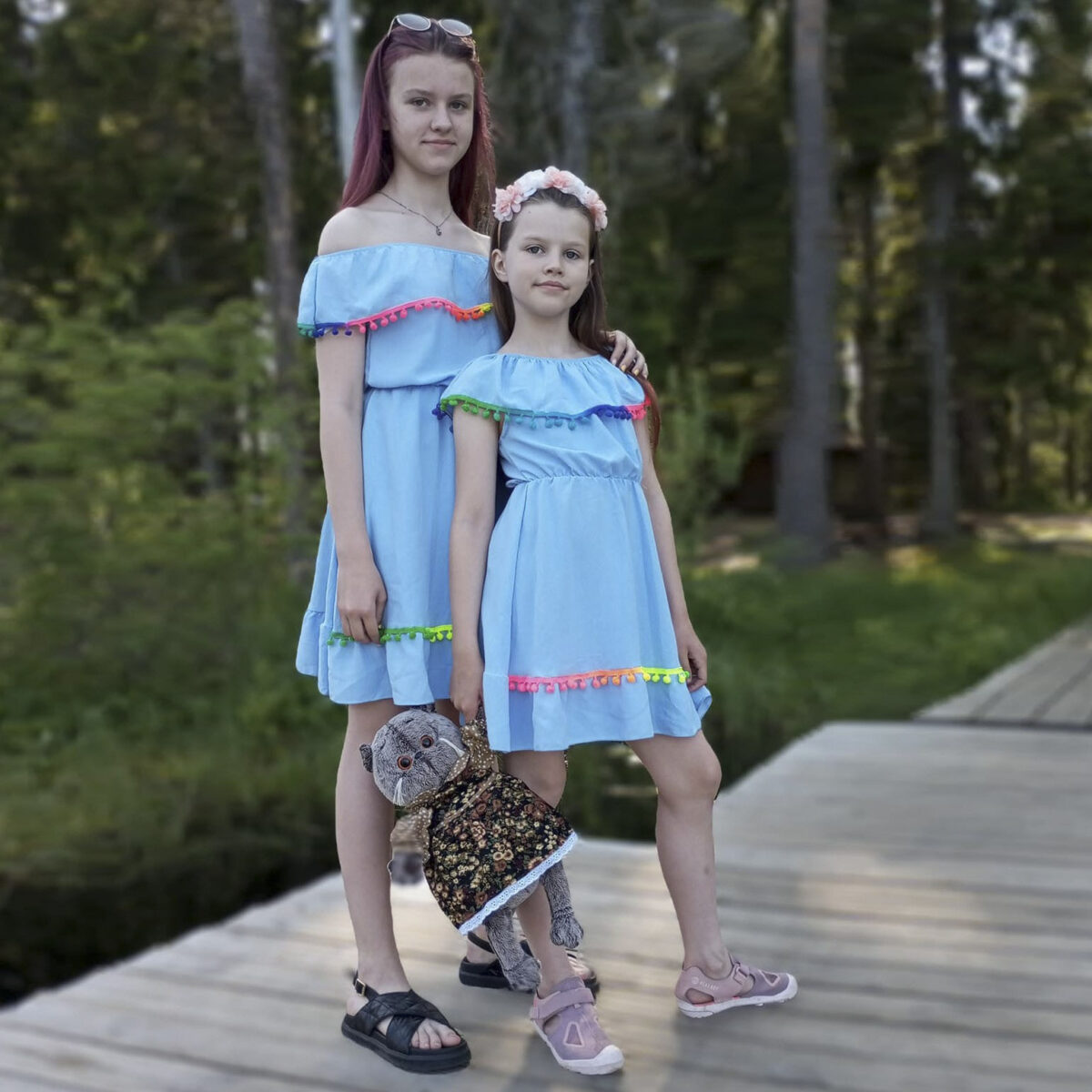 Легкое голубое платье с цветными вставками — изображение 1