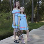 Легкое голубое платье с цветными вставками