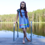 Легкое голубое платье с цветными вставками — изображение 2