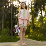 Komplekt roosa pluus + lühikesed püksid.