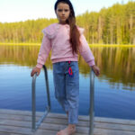 Розовая кофта с жемчугом